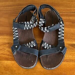 Merrell black and white select grip stretchy‎ sandal size 9